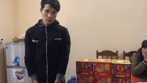 Khám xét nhà đối tượng mua bán ma túy, phát hiện pháo nổ