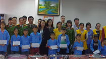 Tặng quà cho bệnh nhi có hoàn cảnh khó khăn