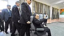 Tổng thống Algeria Bouteflika: Trở về giữa “tâm bão”