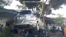 Tài xế ôtô đạp nhầm chân ga, 'nghiền' 12 xe máy 