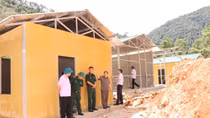 Kiểm tra tiến độ thi công nhà ở cho các hộ nghèo ở Mường Tè theo Đề án 245