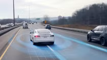 Tính năng tự lái của Tesla khiến người dùng “thót tim”