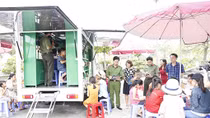 Đưa xe ô tô thư viện lưu động về tận xã phát huy văn hóa đọc