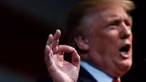 Bầu cử Mỹ: Tỷ phú D. Trump liên tục vượt “lằn ranh đỏ”