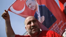 Người dân rầm rộ xuống đường ủng hộ Tổng thống Erdogan