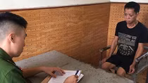 Khởi tố kẻ nghiện rượu thường xuyên đánh đập bố mẹ ruột