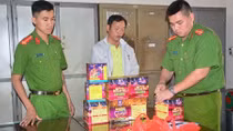 Tạm giữ đối tượng vận chuyển hàng cấm