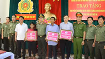 Trường Cao đẳng ANND I tặng quà CBCS Công an và người dân Nam Trà My