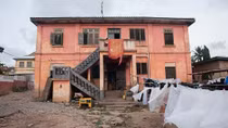 Sự thật đằng sau câu chuyện “Đại sứ quán Mỹ giả” ở Ghana
