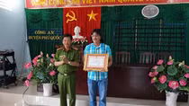 Khen thưởng người dân tham gia bắt đối tượng vụ trộm 600 triệu đồng