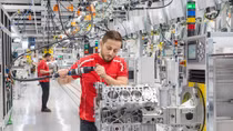“Đột nhập” nhà máy sản xuất động cơ V8 mới của Porsche