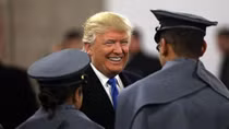 Vai trò kép và diễn đàn kỹ thuật số Twitter của ông Donald Trump