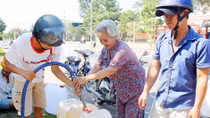 Cung cấp nước ngọt cho người dân vùng hạn, mặn