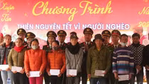 Công an Nghệ An và Bệnh viện ĐK TP Vinh trao quà, khám bệnh miễn phí 