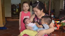 Hãy giúp đỡ gia đình cha bị liệt và hai con mắc bệnh máu khó đông