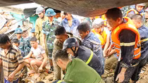 Sắc áo Công an trầm mình trong lũ dữ ở Nha Trang
