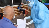 Tiêm vaccine cho người nghèo, diện chính sách: Niềm vui giữa bộn bề khó khăn