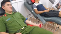 Cảnh sát Cơ động hiến máu hiếm cứu cháu bé thoát khỏi tay tử thần