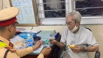 Tìm người nhà cho cụ ông bị lạc đường