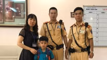 CSGT đưa trẻ lạc về với gia đình, nhà trường