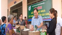 Đổi rác thải nhựa lấy nhu yếu phẩm để bảo vệ môi trường