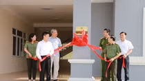 Gắn biển công trình chào mừng kỷ niệm 75 năm Ngày Truyền thống CAND