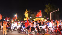 Hình ảnh Cảnh sát Giao thông giữa dòng người vui mừng chiến thắng
