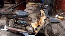 Nan giải việc kiểm soát khí thải, thu hồi xe máy cũ nát