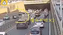 Đạp nhầm chân ga, nữ tài xế gây tai nạn “như trong phim”