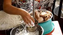 Bốc bánh phở bằng tay và dạy thêm sai quy định sẽ bị phạt tiền