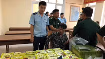 Bắt giữ đối tượng vận chuyển 25 kg ma túy đá, 52 bánh heroin