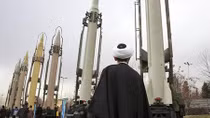 Hết hạn cấm vận vũ khí với Iran: Người thở phào, kẻ âu lo