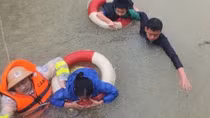 Vượt lũ cứu dân