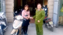 Người dân cảm ơn Công an phường tìm và trả lại tài sản bị mất cắp