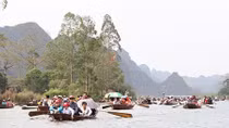 Lễ hội chùa Hương: Miễn phí vệ sinh nhưng tăng giá vé tham quan