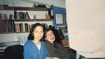Cô con gái nuôi người Việt của nhà bác học Stephen Hawking