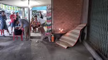 Người đàn ông ngồi trên ghế đá bất ngờ tử vong