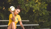 Nhan sắc nóng bỏng của mỹ nữ xăm trổ cổ vũ các vũ công Samba
