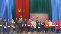 Công an tỉnh Thái Nguyên tặng quà Tết tại xã Phương Giao, huyện Võ Nhai