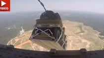 Thót tim với màn nhảy dù từ trên không trung của xe Humvee
