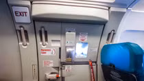 Khách mở cửa thoát hiểm, chuyến bay của Jetstar chậm hơn 1 tiếng