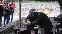Hồi sinh làng nghề truyền thống cùng... du lịch