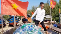 Ngư dân trẻ ra biển vớt rác thải