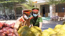 Làng cách ly không cô đơn