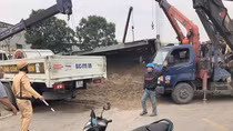 Xe ben lật đè 3 ông cháu, 2 người tử vong tại chỗ