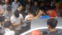 Kịp thời giải cứu 2 cháu bé mắc kẹt trong xe ô tô