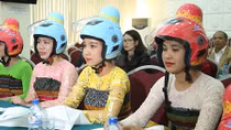 Trao tặng 4.000 mũ bảo hiểm dành riêng cho phụ nữ dân tộc Thái 