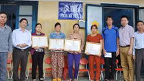 Tặng bằng khen cho 4 nữ giáo viên cứu học sinh trong lũ 