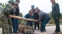 Đào ao thả cá "vấp" quả bom nặng 450kg