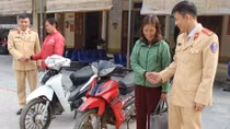 Ba người phụ nữ bất ngờ nhận lại xe máy bị trộm từ lâu